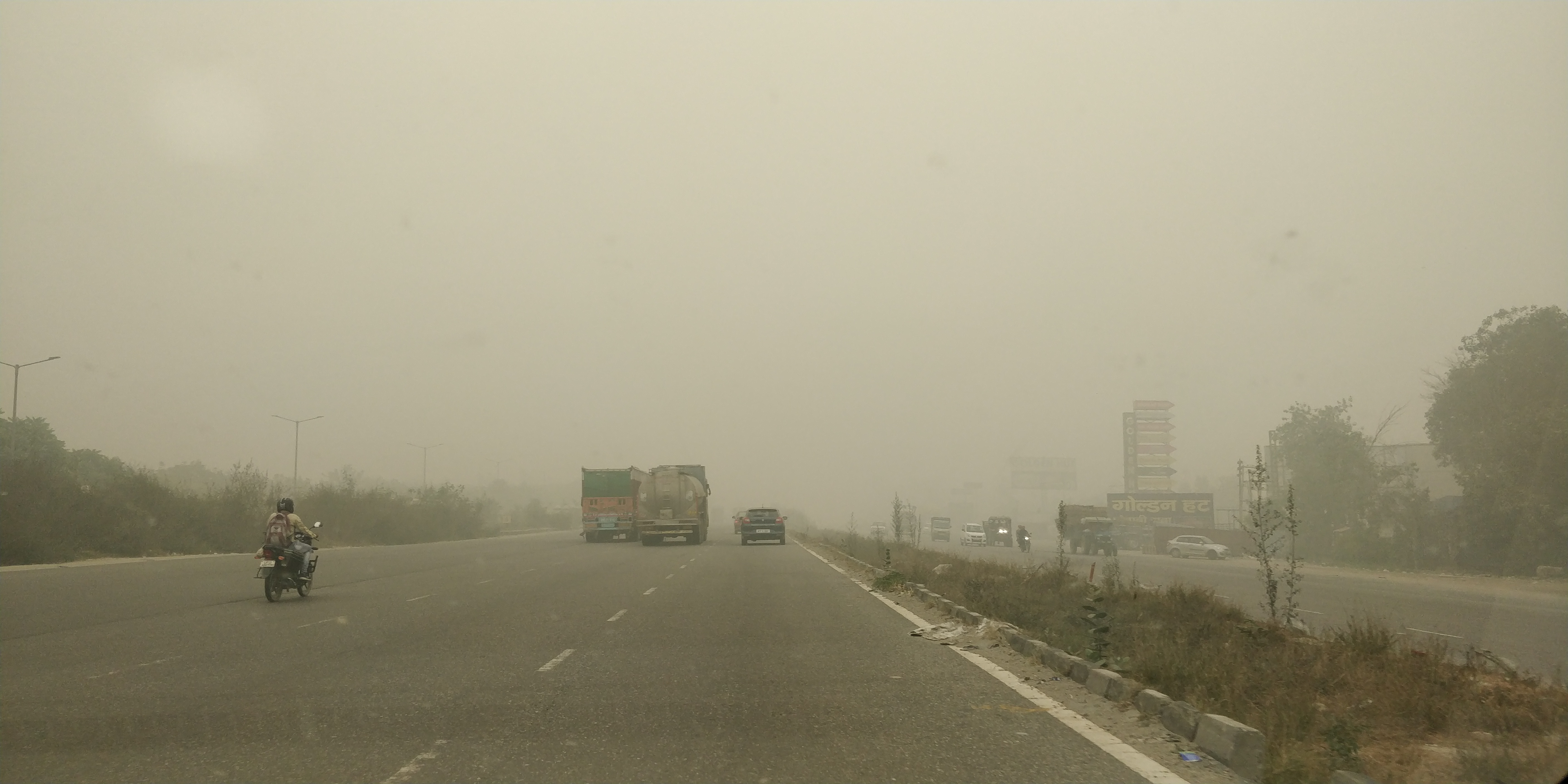 National Highway 44 in Delhi shrouded in heavy smog, November 3 2019